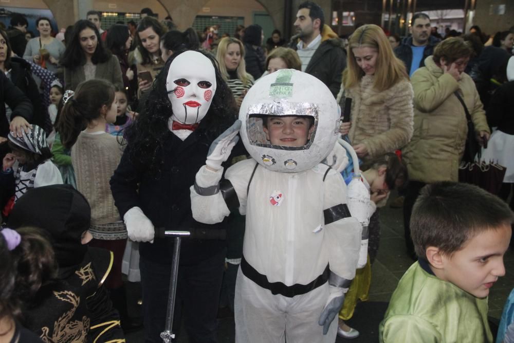 Entroido en Pontevedra 2016 | Disfraces al vuelo en el gran baile de Entroido de Marín