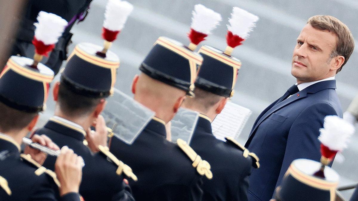 Emmanuel Macron pasa revista a la guardia de honor durante la ceremonia militar anual del Día de la Bastilla, en París, este martes 14 de julio