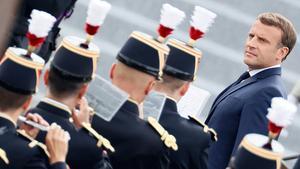 El presidente Macron pasa revista a la guardia de honor durante la ceremonia militar anual del Día de la Bastilla, en París, hace dos años.