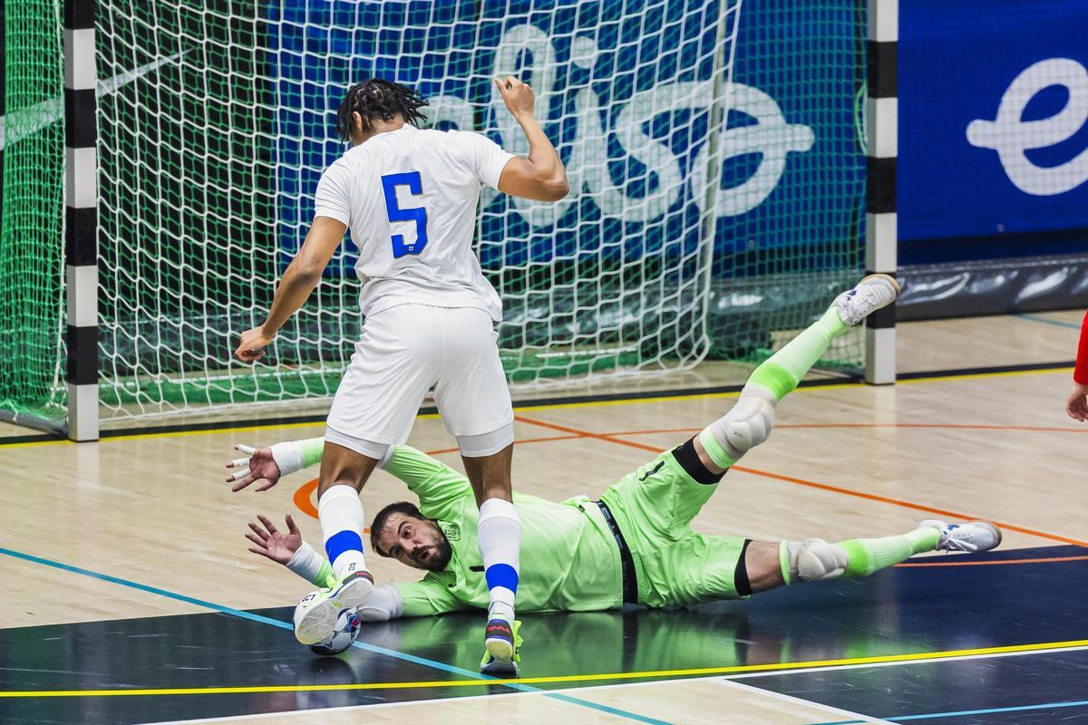 Fabio pugna con un jugador de Finlandia.