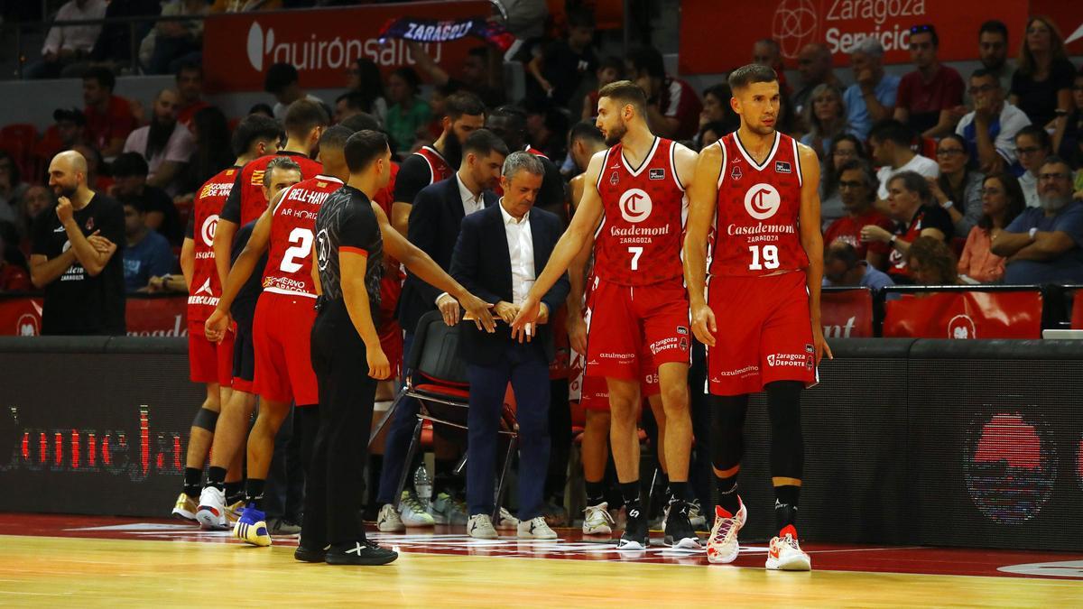 Los jugadores del Casademont Zaragoza, tras un tiempo muerto este domingo.