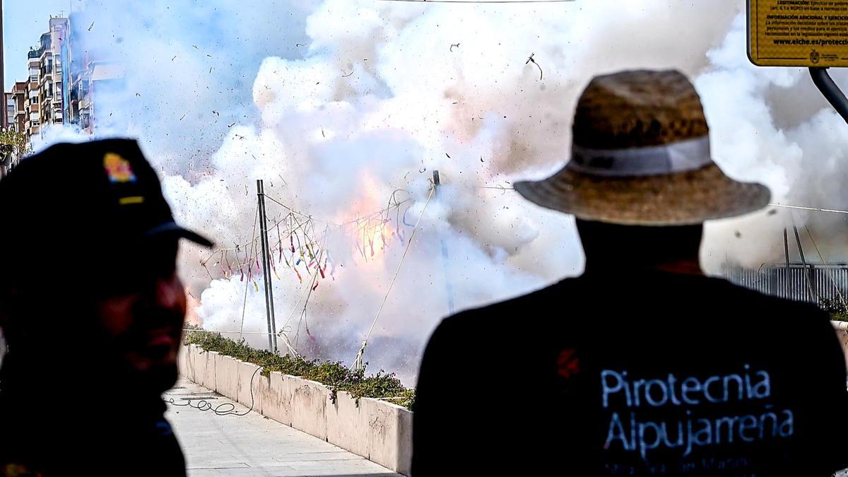 Las mejores imágenes de la mascletà de Pirotécnia La Alpujarreña en el Puente de Altamira de Elche Las mejores imágenes de la mascletà de Pirotécnia La Alpujarreña en el Puente de Altamira de Elche