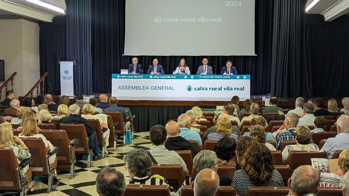 El salón de actos de la Fundació Caixa Rural Vila-real ha acogido la asamblea anual de socios, mediamte la que se ha dado el visto bueno a las cuentas del 2024.