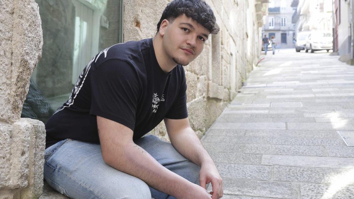 Alejandro Fernández, en el Casco Vello. | PABLO HERNÁNDEZ GAMARRA