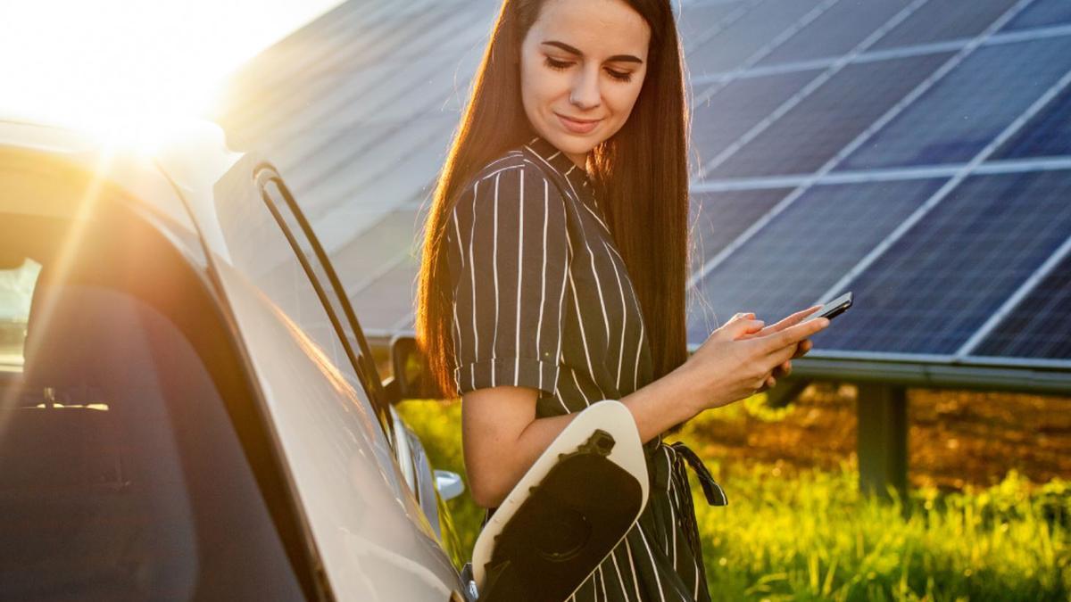 Caixa Popular ofrece una línea verde de financiación para vehículos eléctricos y placas solares.