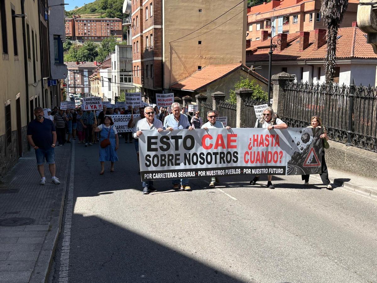 Así fue la manifestación en Cangas del Narcea para exigir unas carreteras dignas