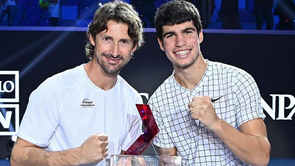 Juan Carlos
Ferrero y Carlos Alcaraz
 tras ganar el murciano 
el título de 
Maestro Sub-21 a 
finales de 2021.  aTP