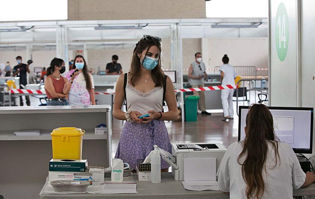 La vacunación de los jóvenes se inició el 26 de junio. | VICENT MARÍ