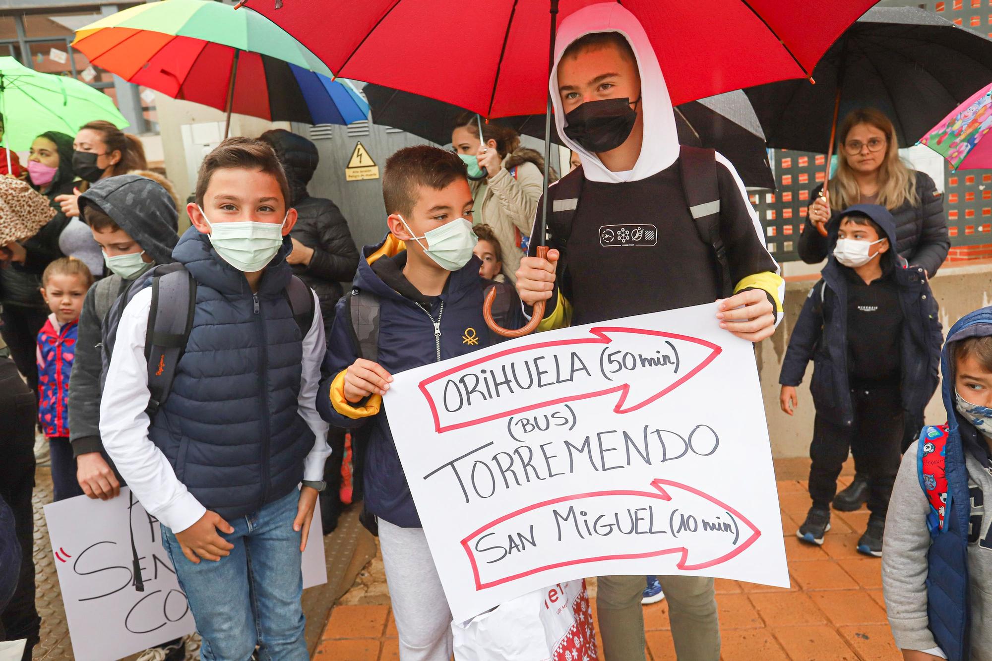 Los padres y madres de Torremendo (Orihuela) reclaman transporte escolar para los alumnos matriculados en el IES Los Alcores (San Miguel de Salinas)