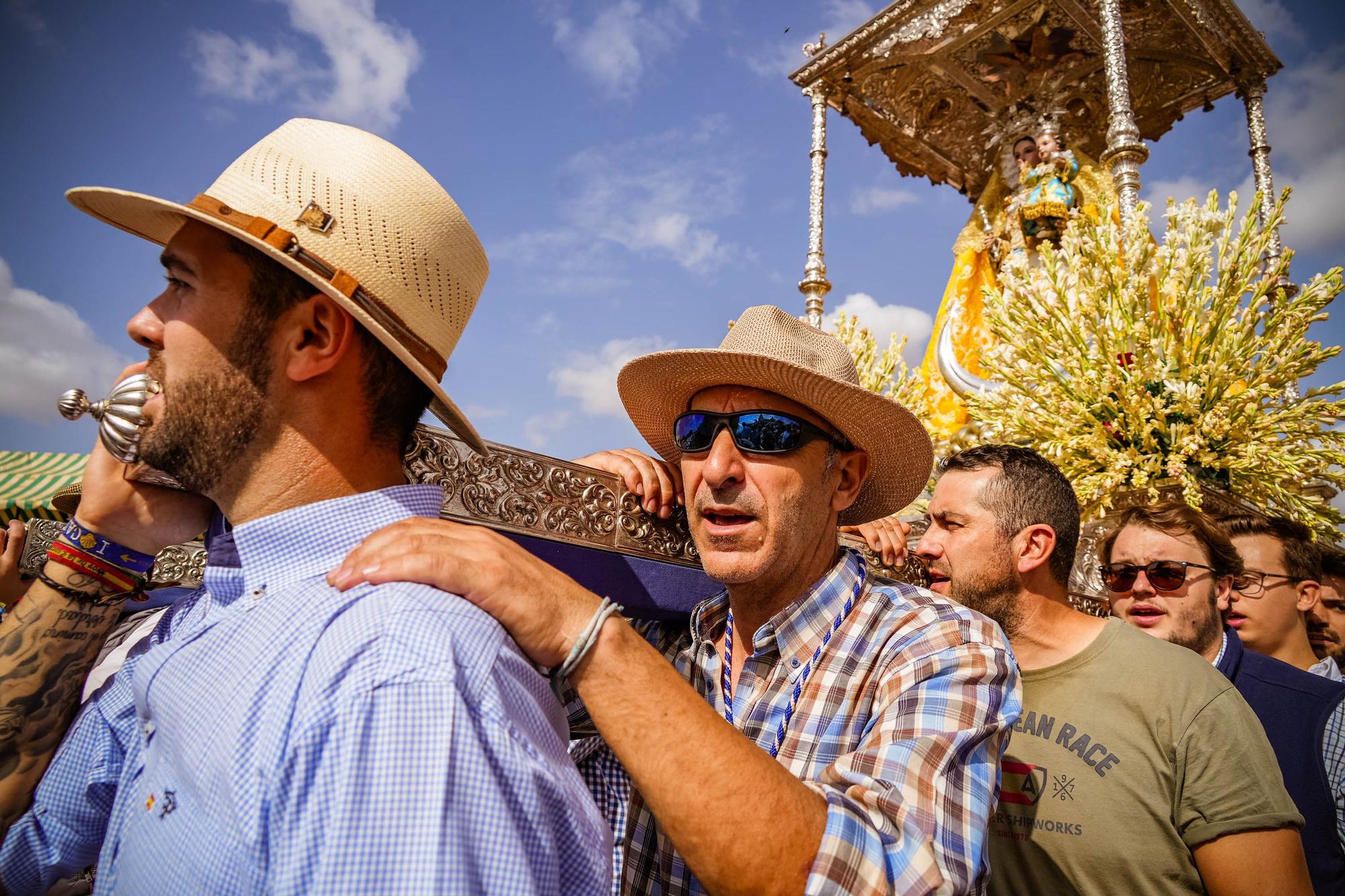 La Virgen de Luna regresa a su ermita rodeada de romeros