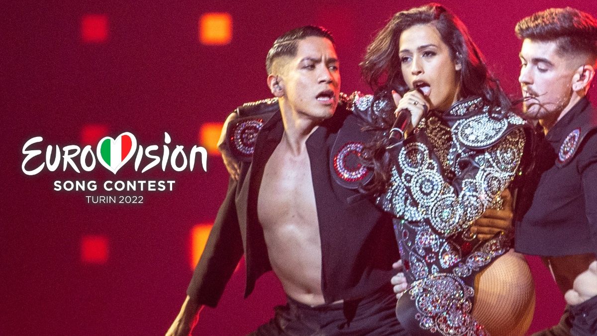 Chanel junto a Exon Arcos y Pol Solo en el escenario de Eurovisión 2022