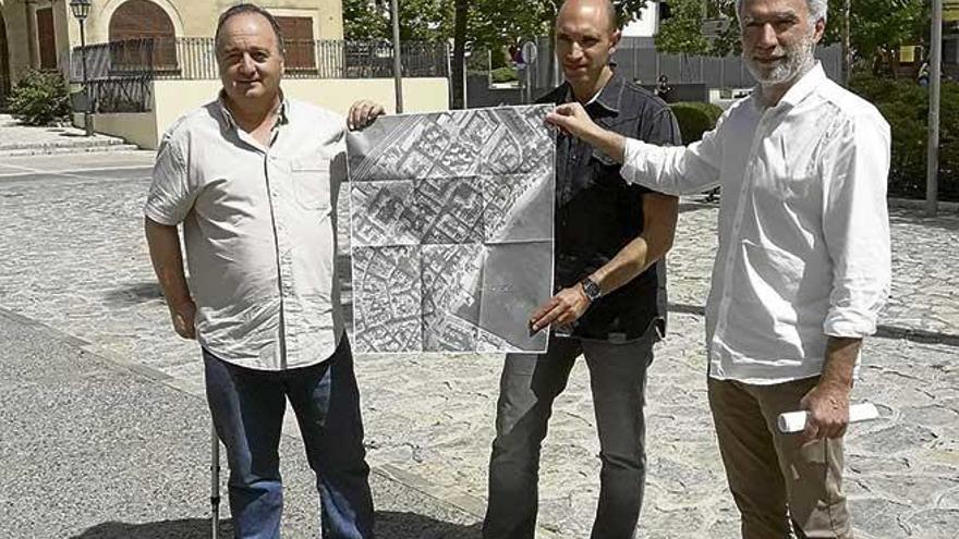 Andrés Nevado (izda), de UMP, junto al edil Tomeu Cifre y el alcalde M. A. March, en el Moll.