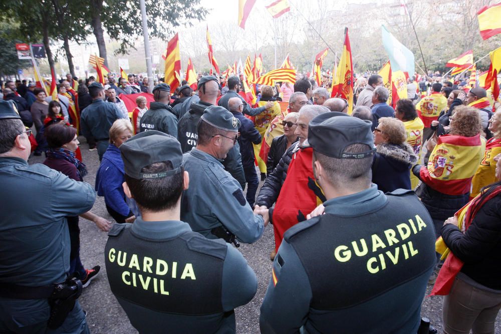 400 persones es manifesten a Girona en favor de la unitat d''Espanya i en contra del Govern destituït