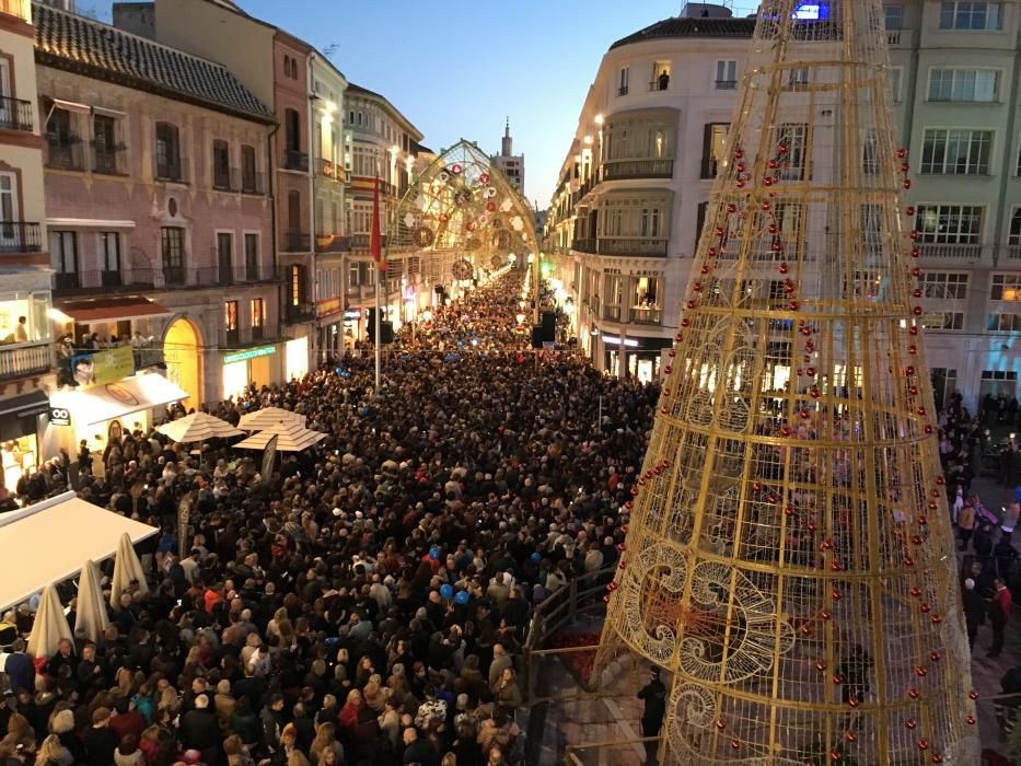 Desde primera hora, abarrotada la calle Larios y su entorno. Imagen de antes del encendido.