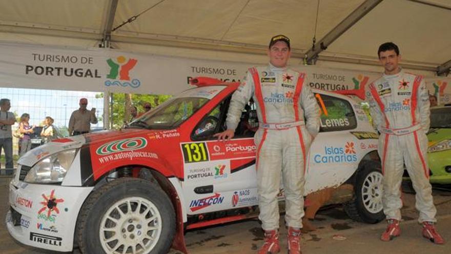 Yeray Lemes (i) y su copiloto Rogelio Peñate (d), en el Rally de Portugal.  i LP