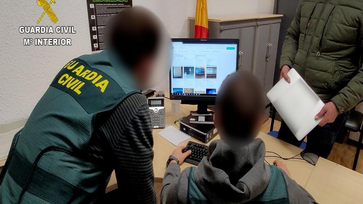 La Guardia Civil revisa el material informático de los detenidos.