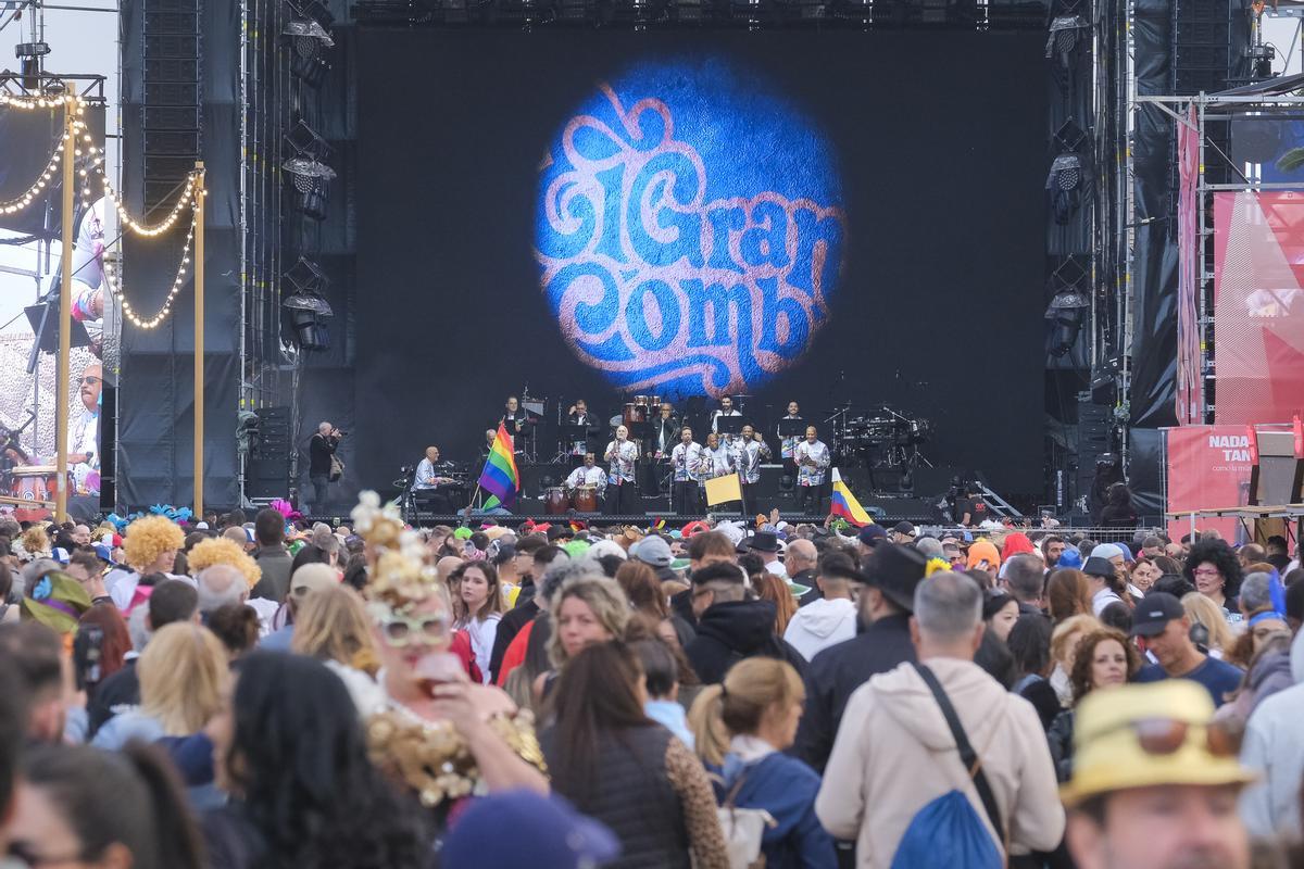 Actuación durante el Carnaval de Día en la plaza de Canarias.