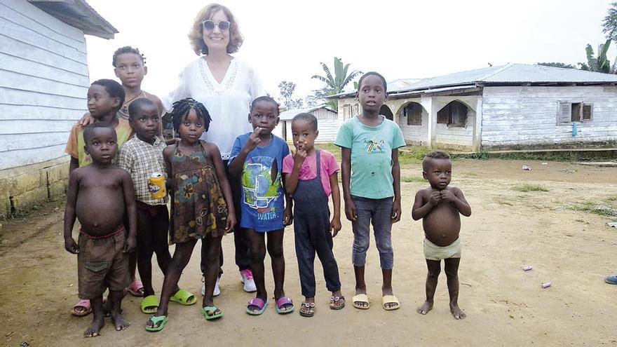 La doctora Susana Aldecoa, con niños guineanos. // FdV