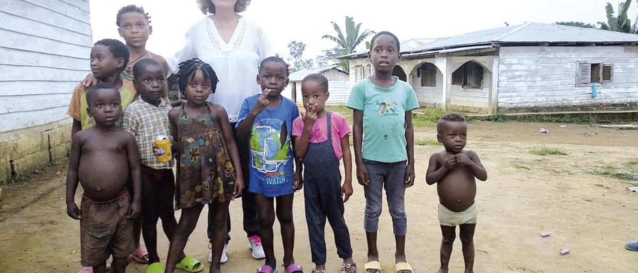 La doctora Susana Aldecoa, con niños guineanos.  // FdV