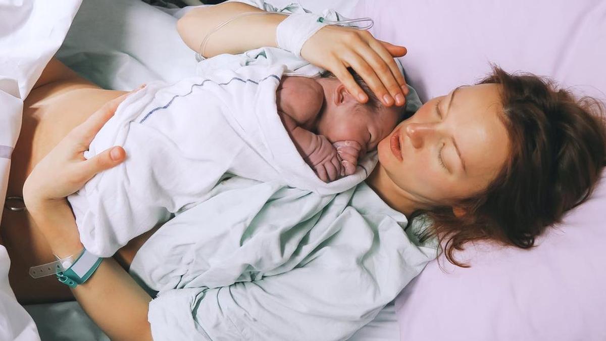 Imagen de archivo de una mujer que acaba a dar a luz en un hospital.