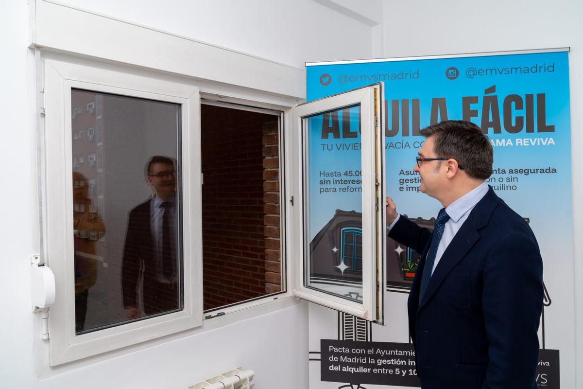 El delegado de Políticas de Vivienda y presidente de EMVS Madrid, Álvaro González, durante su visita a un piso del Programa ReViVa.