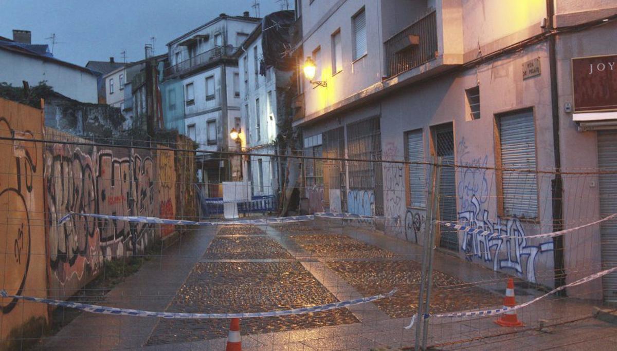La zona acordonada por el derrumbe en el casco viejo. |  I.Osorio