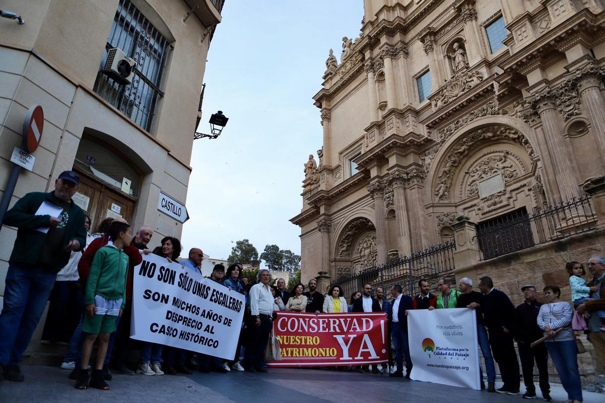 Concentración frente a la puerta principal de San Patricio.