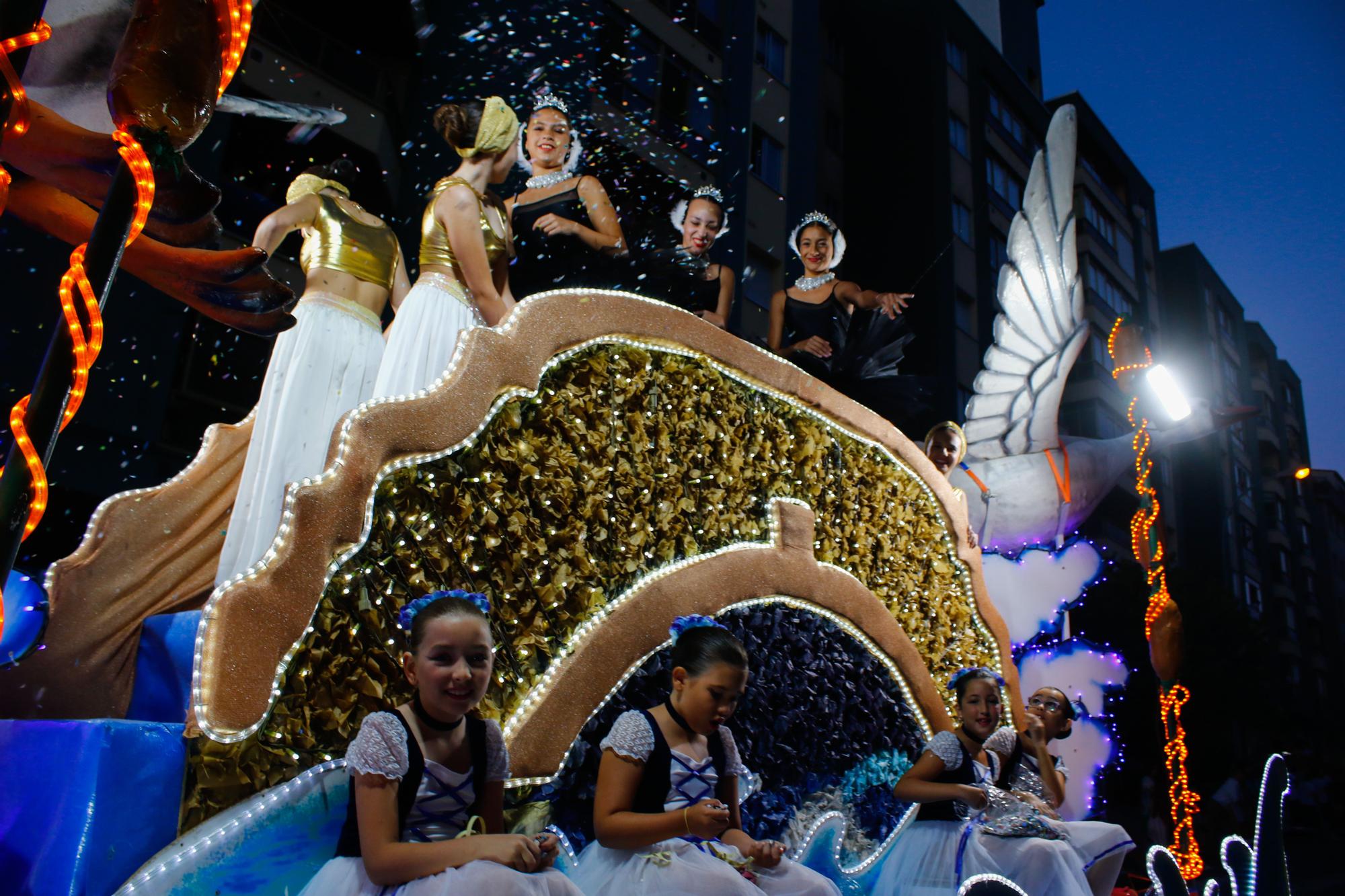 Los jóvenes son los grandes protagonistas del desfile.