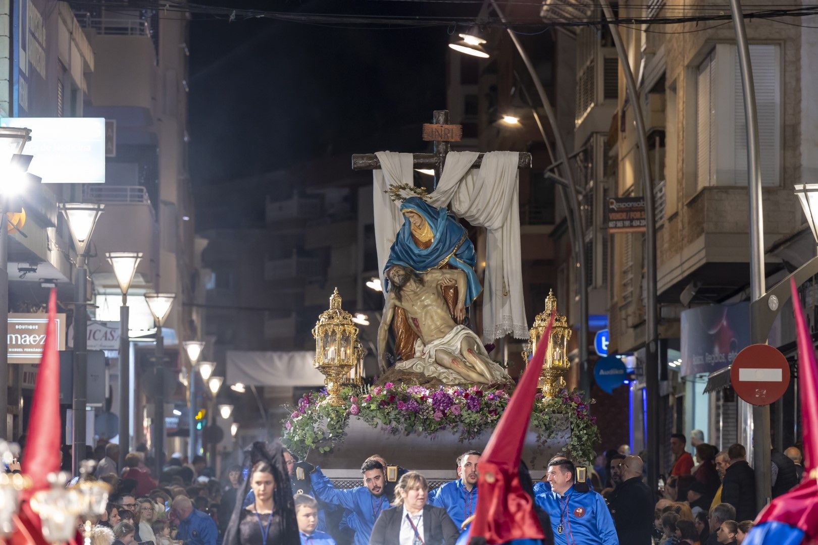 La procesión del Santo Entierro de Cristo del Viernes Santo en Torrevieja, en imágenes