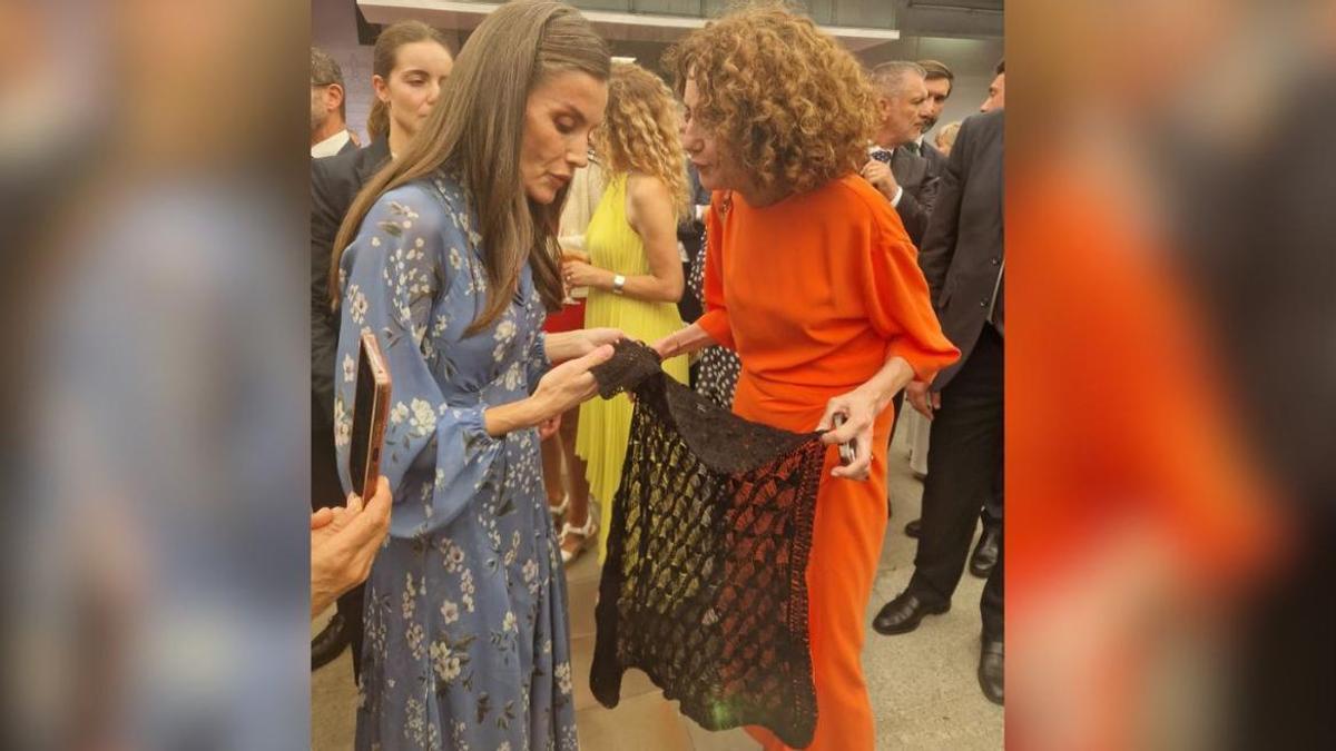 La reina Letizia recibe la mantilla de Loli Hermelo.