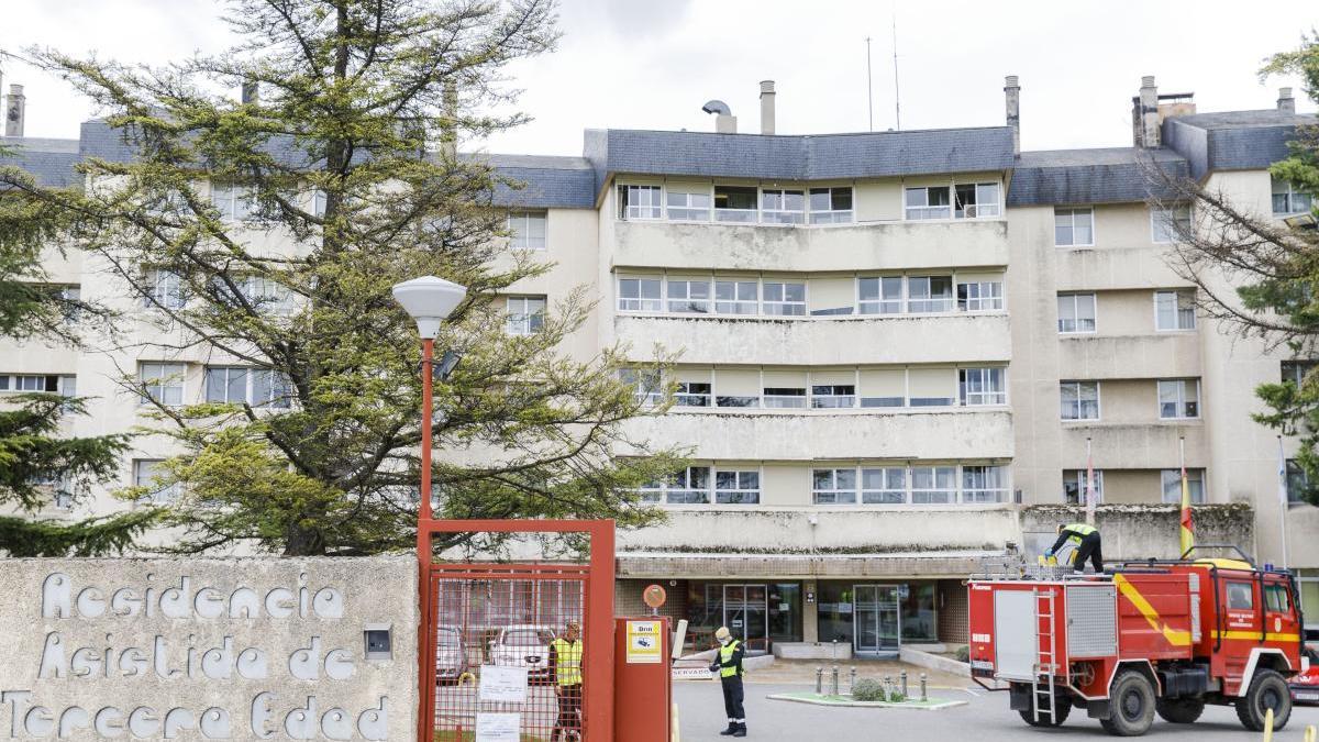 La residencia, durante las labores de desinfección de la UME.