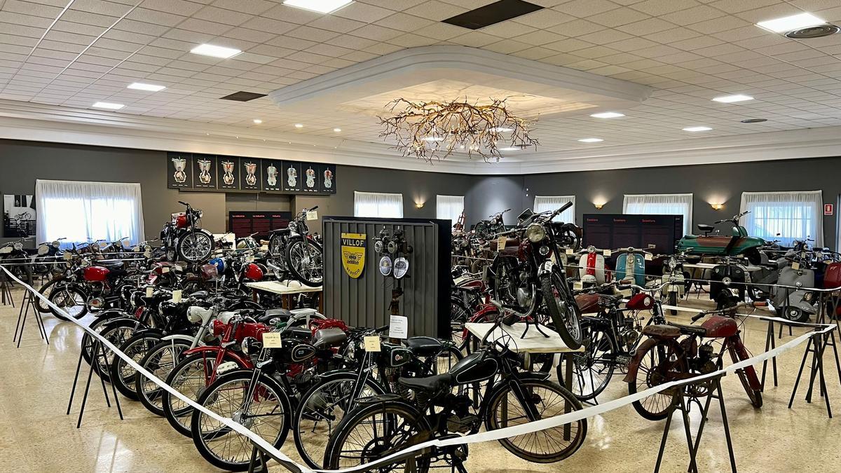 Parte de la exposición de motos en realizada por Vicente Santiago y su hijo Raúl