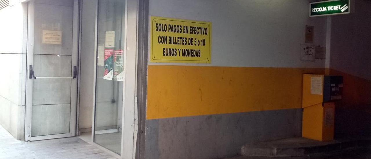 El parking advierte que solo admite billetes de 5 y 10 euros.