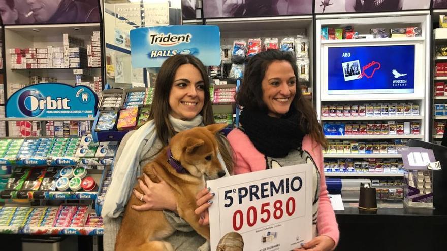 Olga Sambricio y Lucía Fernández Quevedo, trabajadoras del estanco avilesino que vendió un décimo premiado.