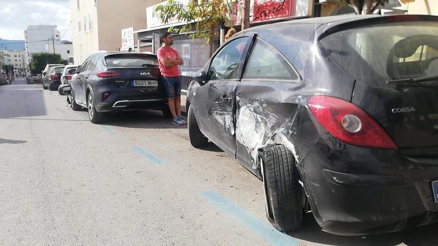 Choca contra nueve coches aparcados en Sant Antoni y se da a la fuga