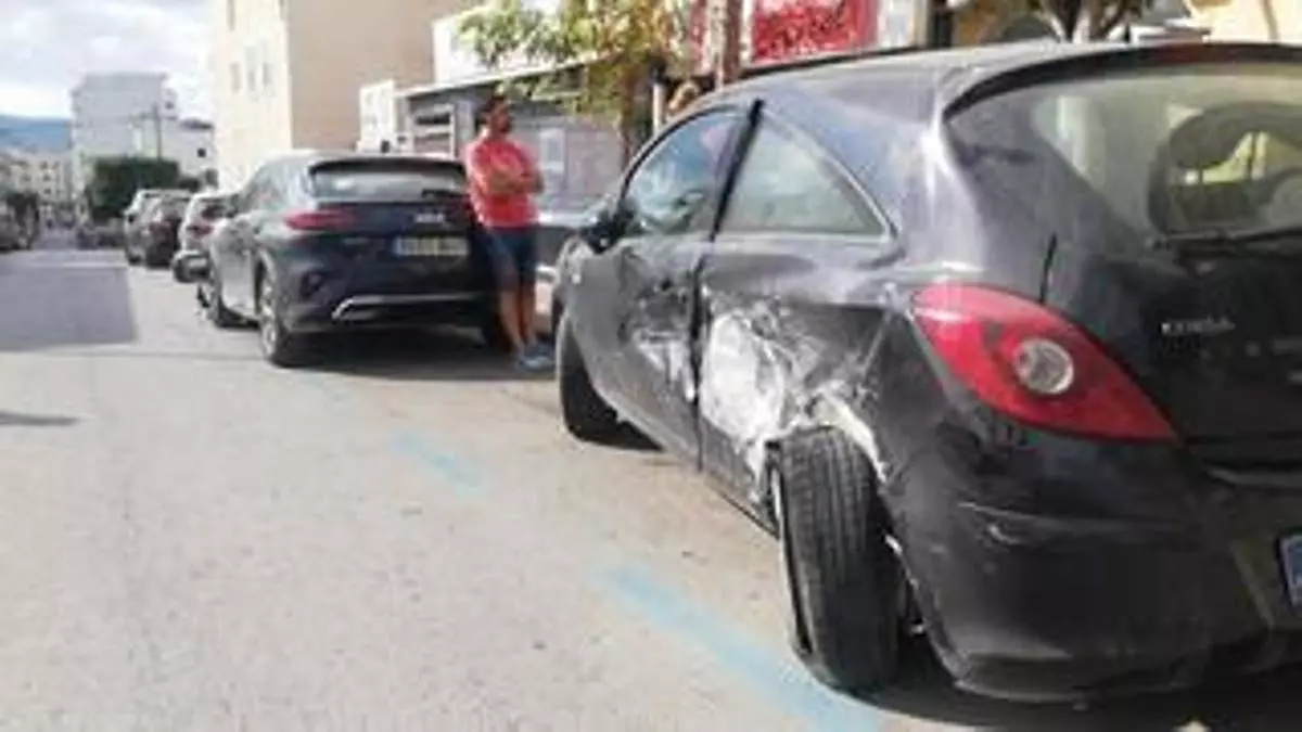 Choca contra nueve coches aparcados en Sant Antoni y se da a la fuga