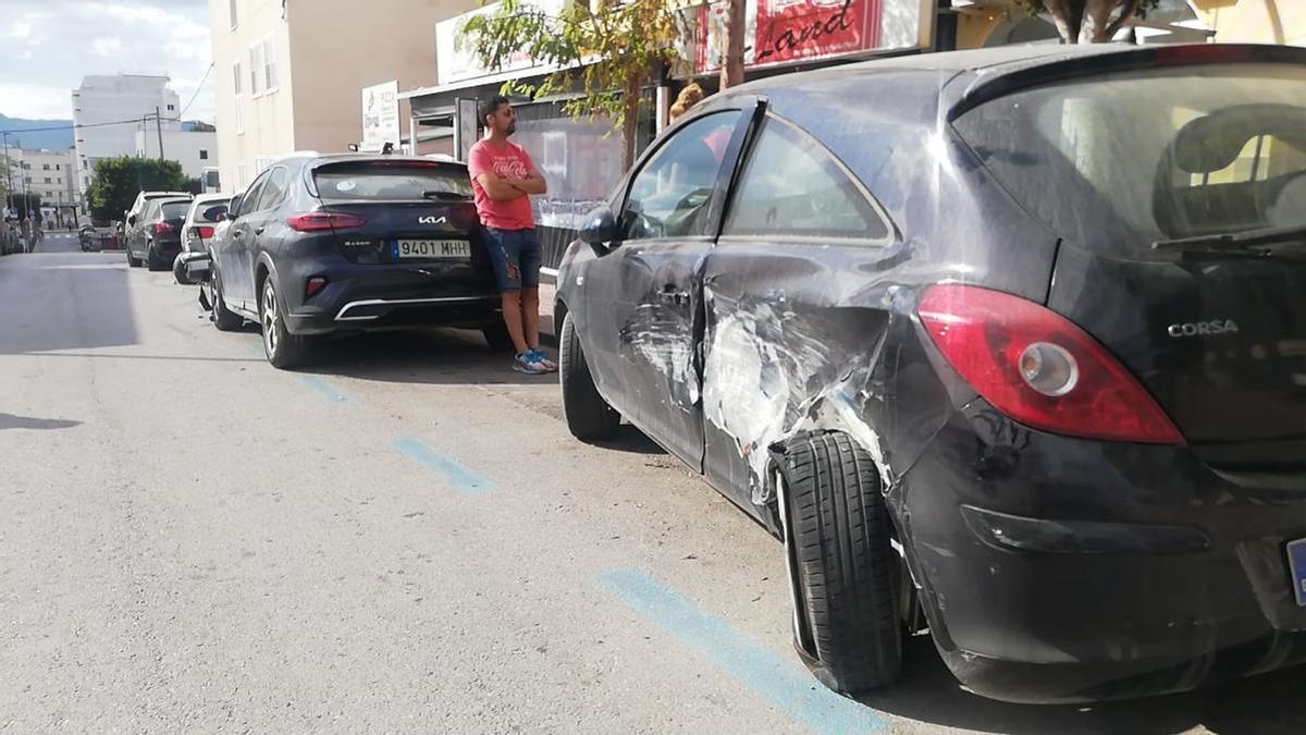Algunos de los coches dañados por el choque en Sant Antoni
