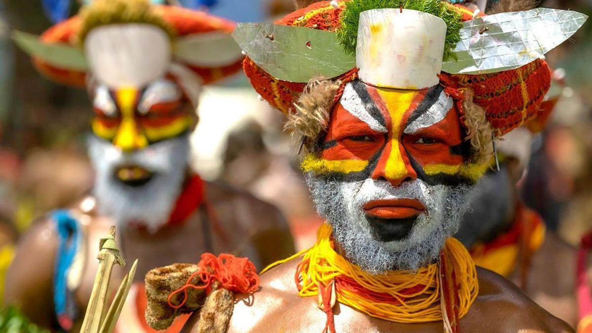 Las impresionantes miradas de dos guerreros de la tribu Polga