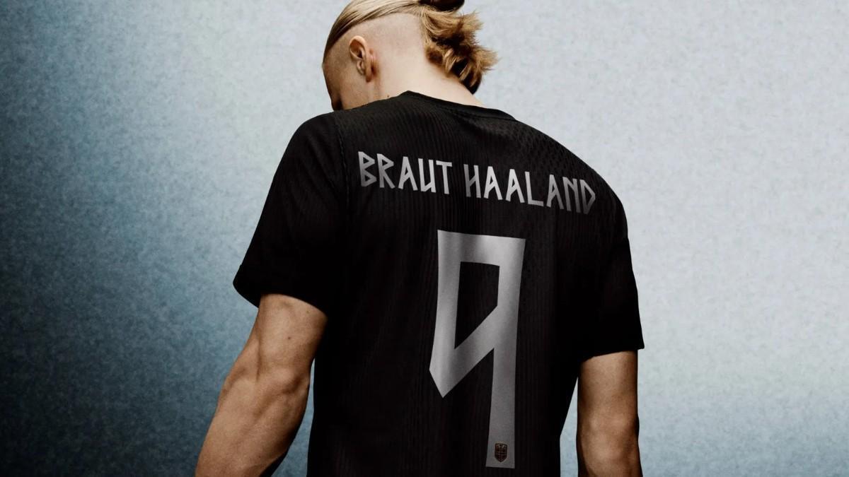 Halaand luciendo la camiseta negra
