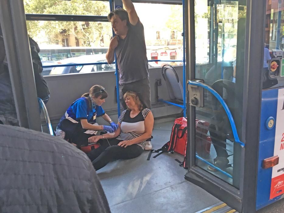 11 heridos por un frenazo de un bus de la EMT al intentar evitar una colisión