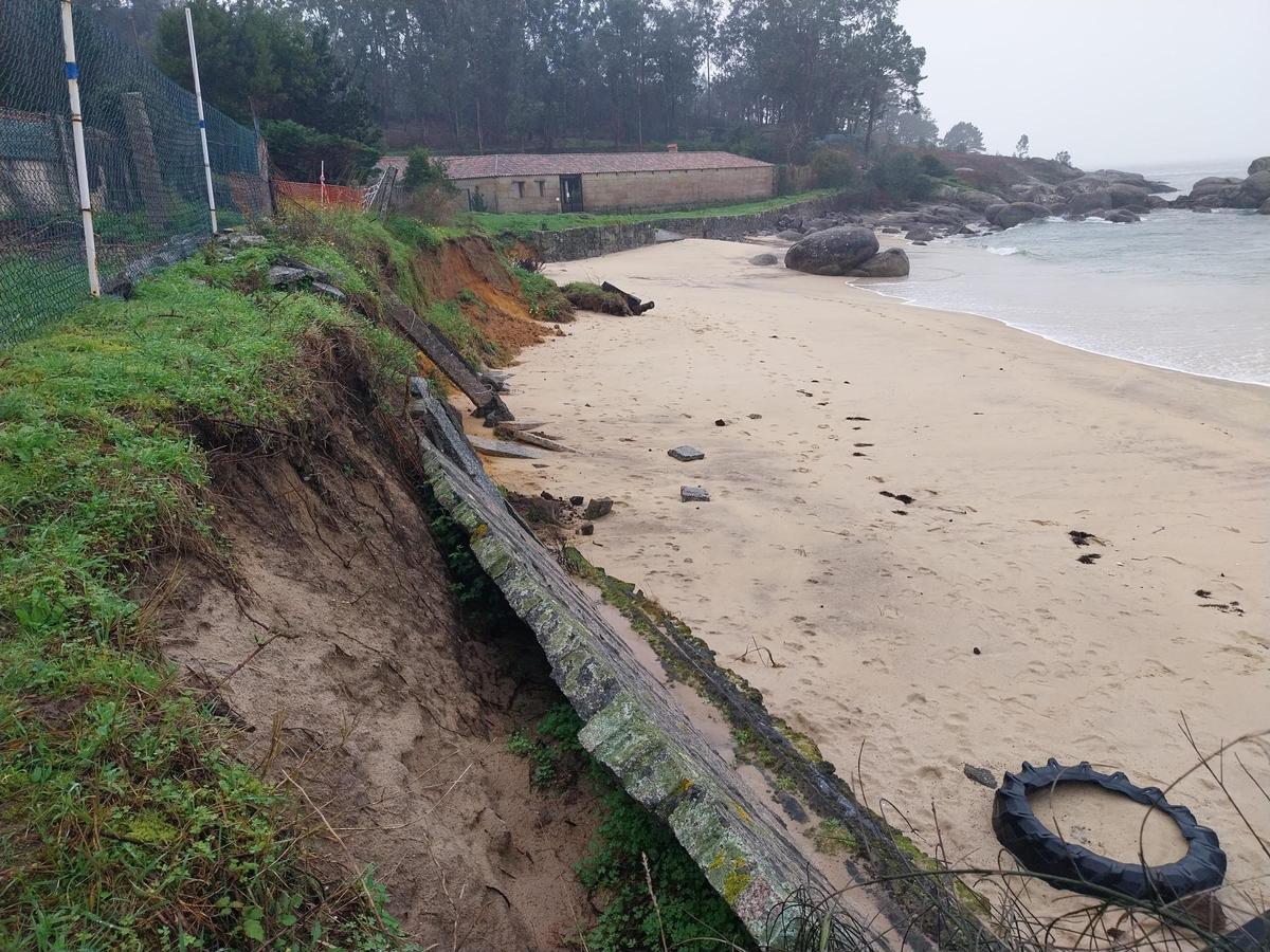 El imparable avance de la erosión marina en Mourisca (Bueu)