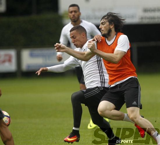 La plantilla entrena bajo la lluvia con el 'shock'