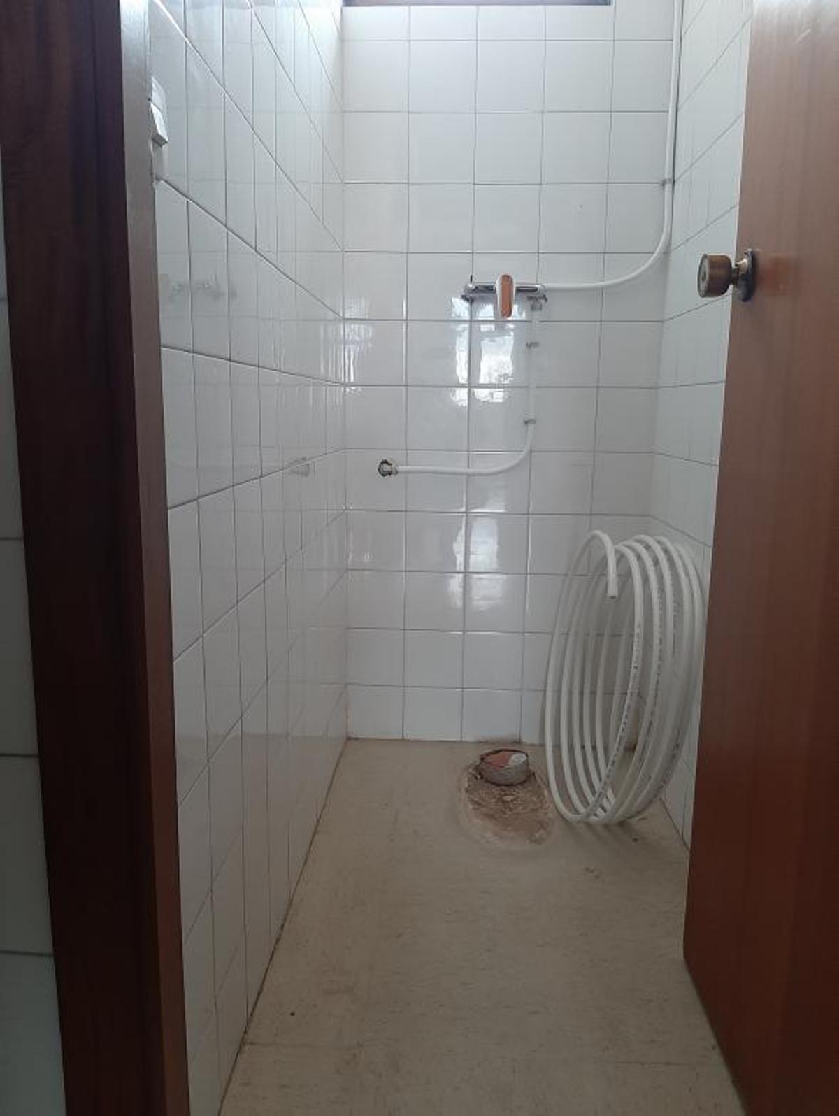 Los trabajos para acondicionar una ducha en un vestuario. |   // FDV