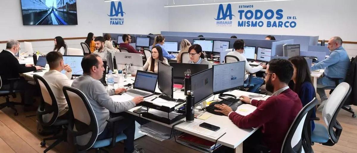 Imagen de archivo de parte de la plantilla de Miramar Cruises, una de las empresas gacela coruñesas.