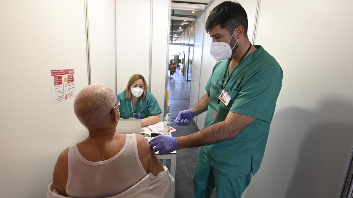 El enfermero Eduardo Villarreal vacuna  a uno de los pacientes.