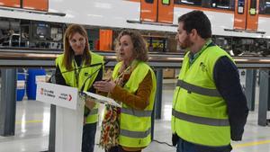 Esther Capella, consellera de Territori, junto a la alcaldesa de Rubí (izquierda).