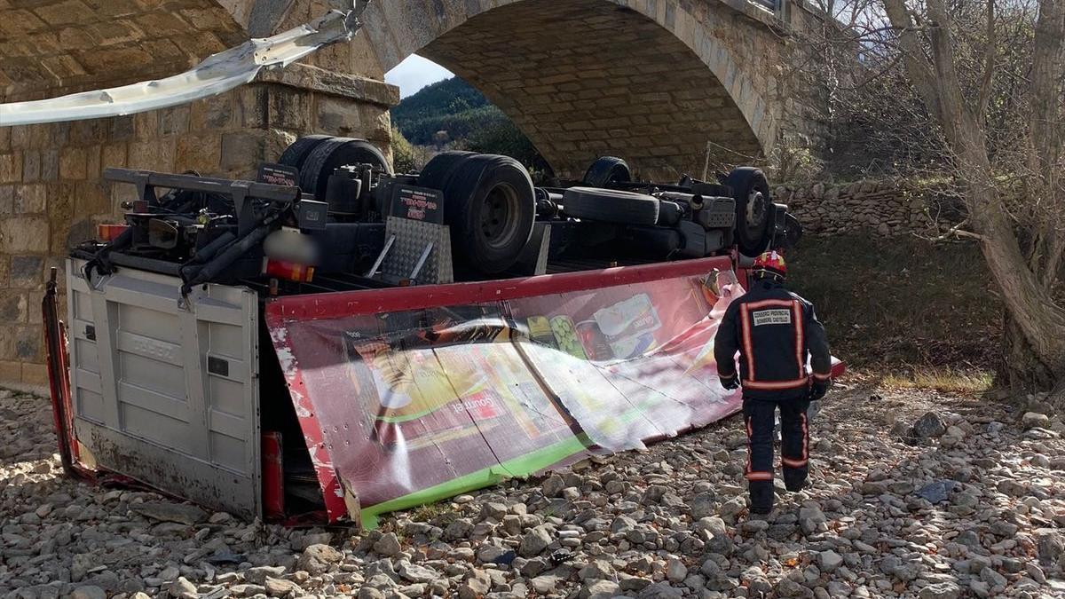 Un camión cae desde un puente en Vilafranca