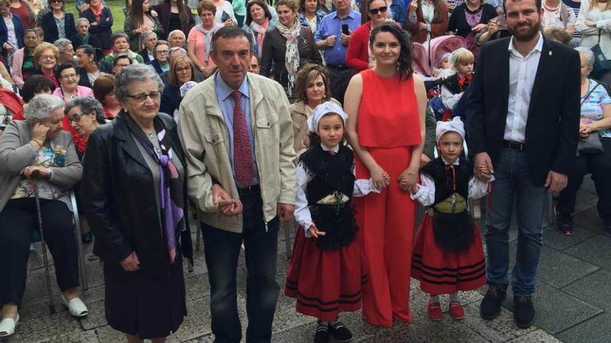 Felicidad González, Andrés Rojo (alcalde de Villamayor), Adriana Martino, Noelia Viado (reina del Corpus), Carmela Portas e Iván Allende (alcalde de Piloña), ayer, antes del pregón.