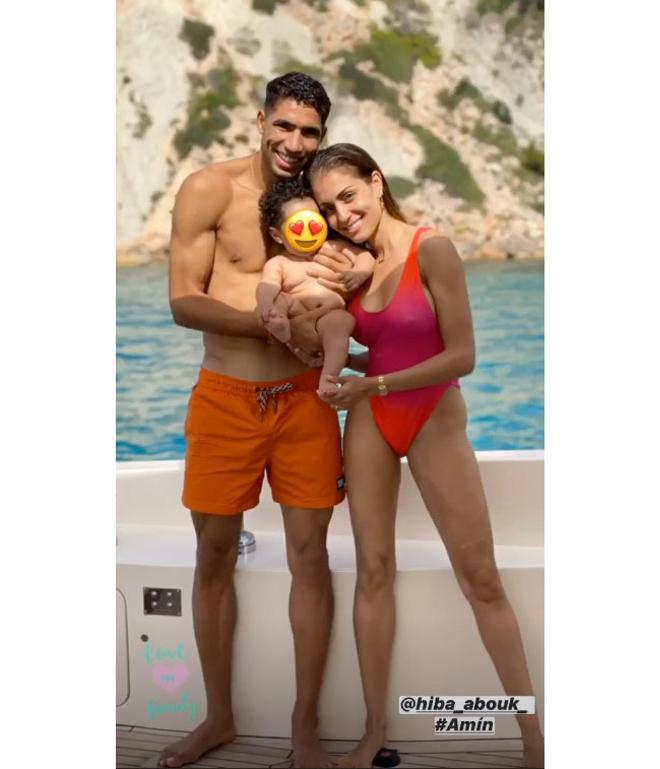 Achraf Hakimi e Hiba Abouk posan con su bebé, en bañador