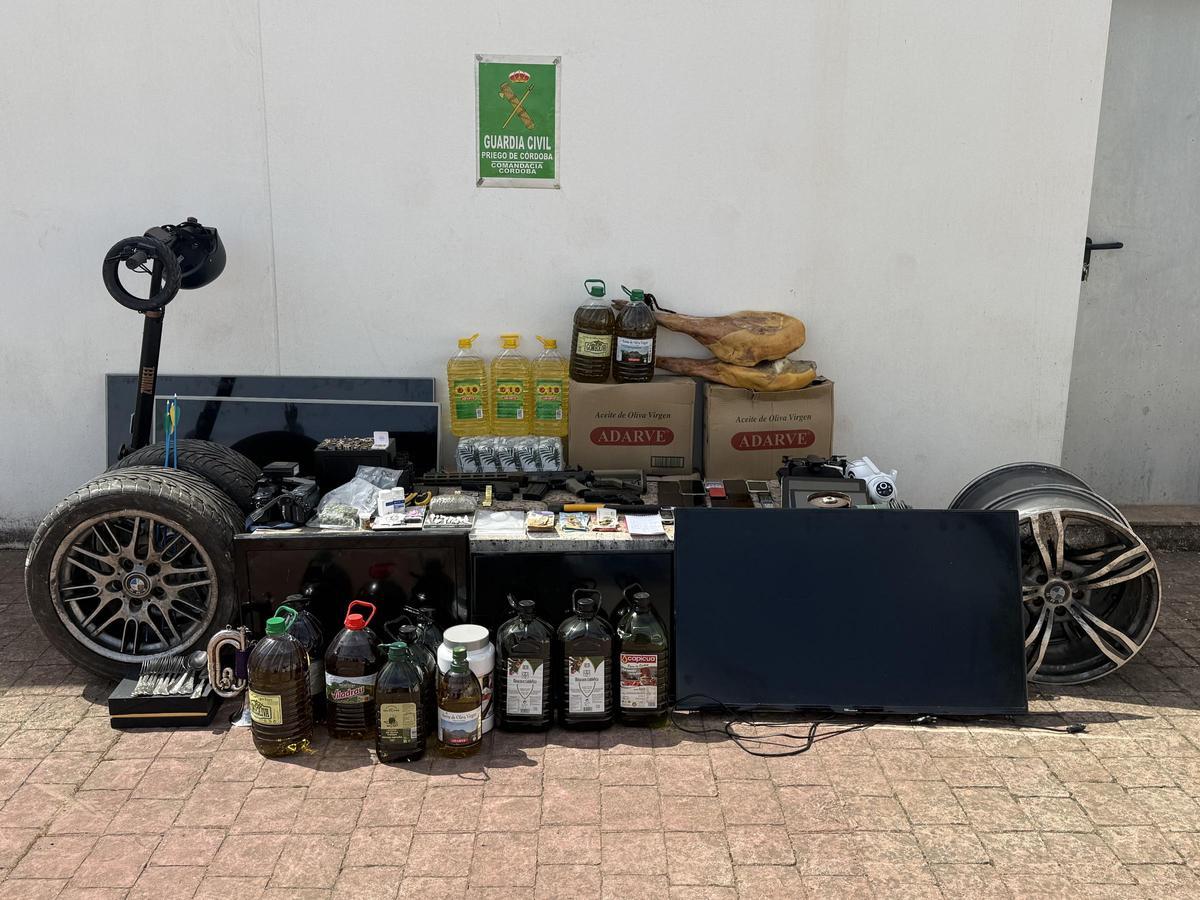 La Guardia Civil requisa en Priego de Córdoba drogas, dinero, tablets, televisores, armas blancas y de fuego simuladas